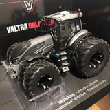 Miniatura Valtra Q305 - Rodas Duplas Edição Ilimitada "Titanium Grey" - 1/32