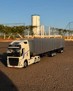 Miniatura Volvo FH Edição 40 Anos + Rodotrem Baú Randon – Escala 1/24 (Personalizável)