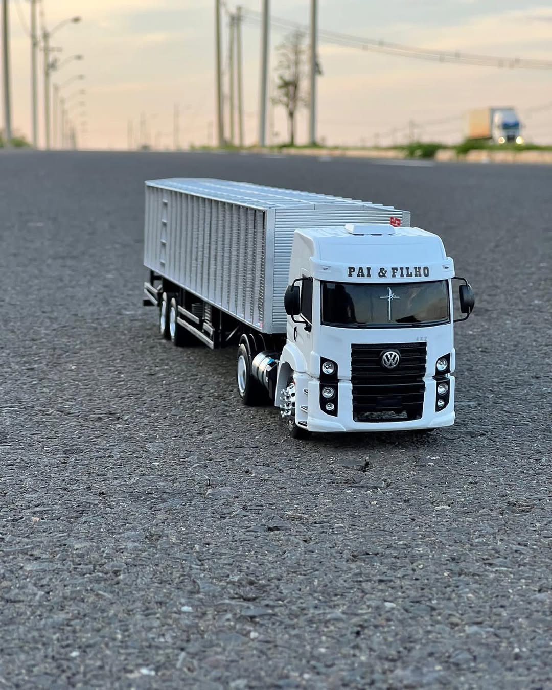 Miniatura Volkswagen Constellation 19.360 + Carreta Boiadeira Alumínio – Escala 1/24 (Personalizável)