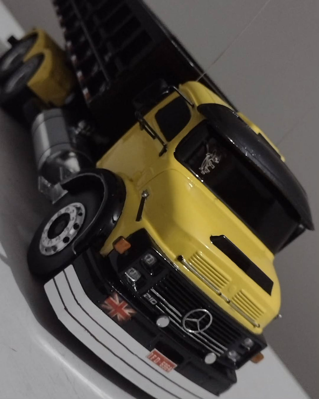 Miniatura Mercedes-Benz L-1113 Amarela Chassi-cabine clássico (Escala 1/24)