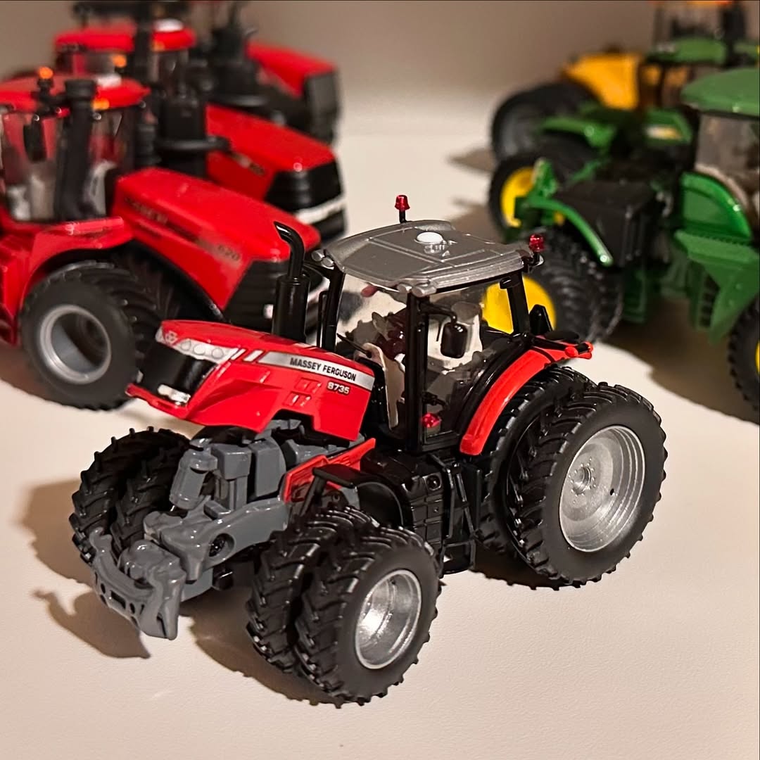 Miniatura Massey Ferguson 8735 Dual - 1/32