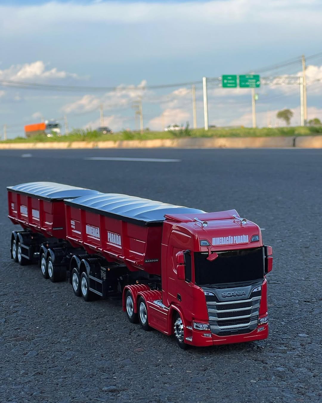 Miniatura Scania NTG R440 + Rodocaçamba Randon – Escala 1/24 (Personalizável)