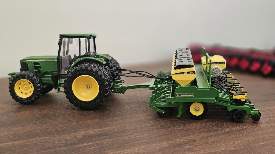 Miniatura John Deere 6145J + Plantadeira John Deere CCS 2113 - 1/32