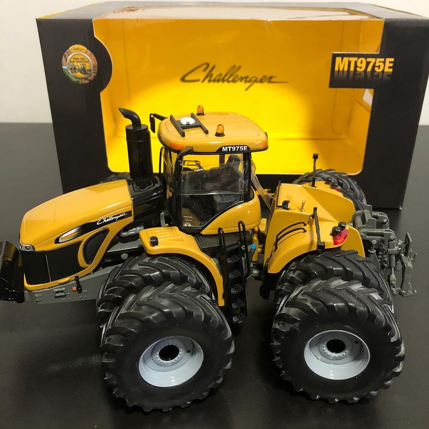 Miniatura Challenger MT975E - 1/32