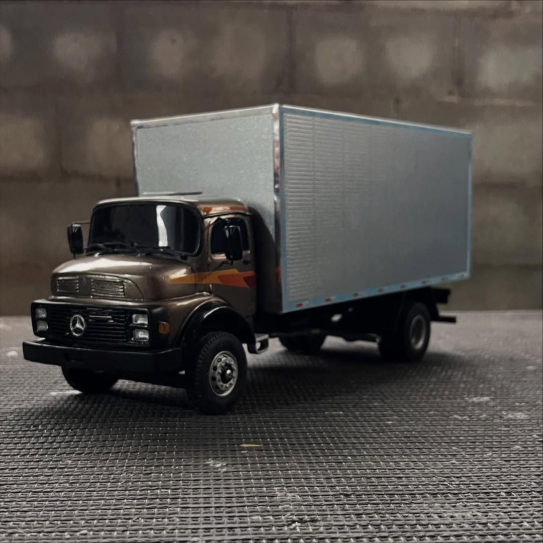 Miniatura Mercedes-Benz 1113 Toco Baú - Escala 1/24