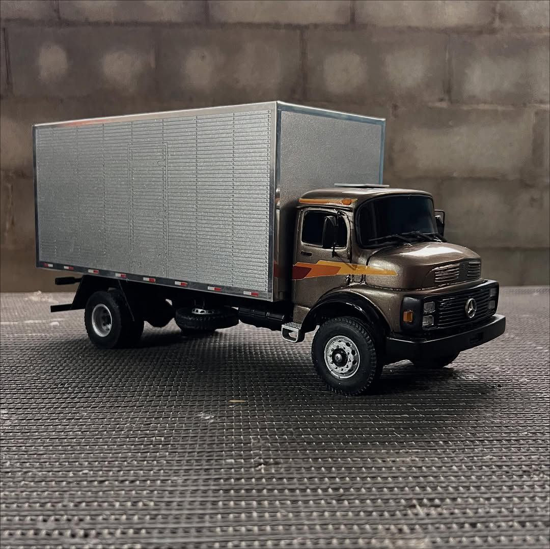 Miniatura Mercedes-Benz 1113 Toco Baú - Escala 1/24