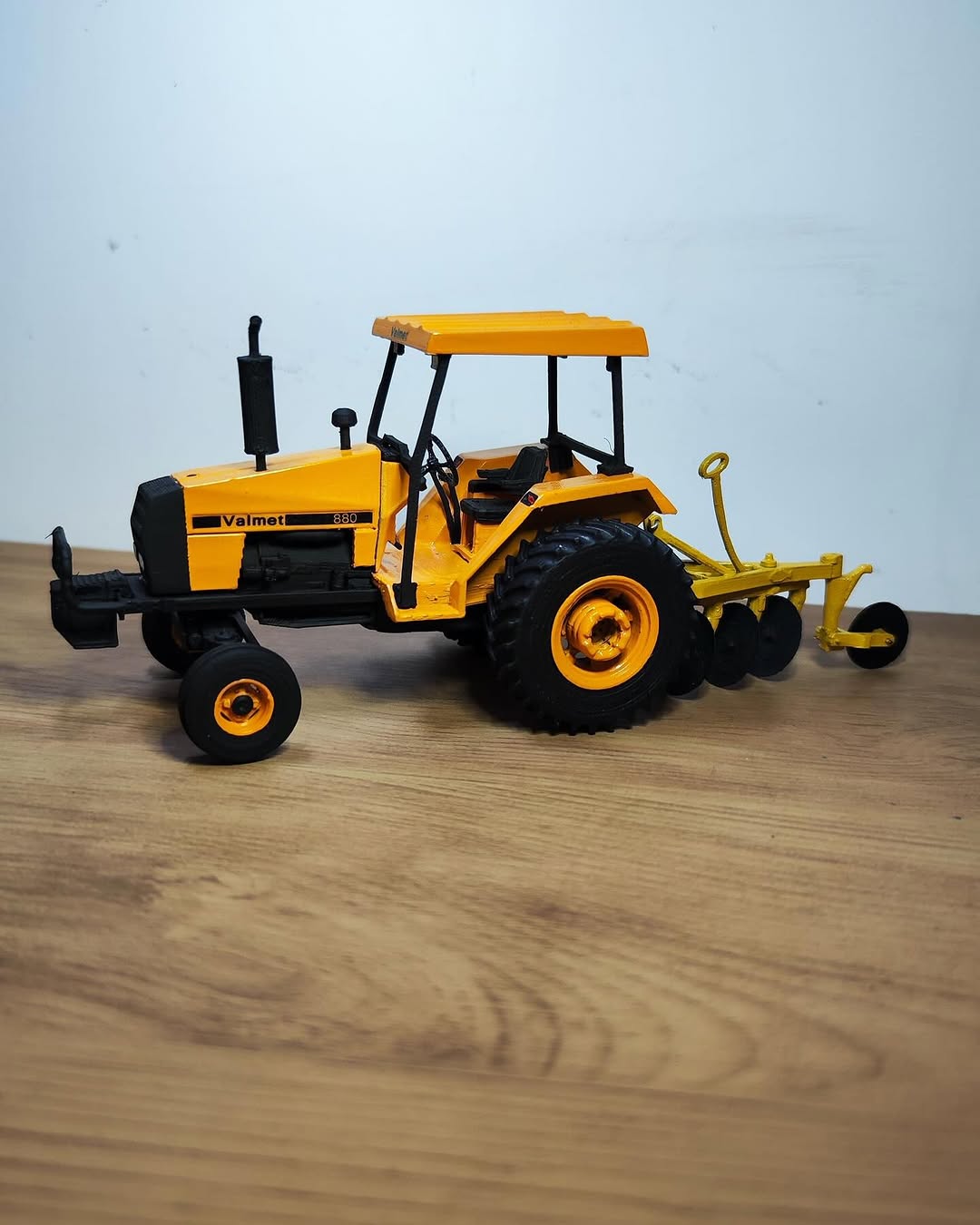 Lançamento - Miniatura Valmet 880 + Arado 3 Bacias. Escala: 1/32