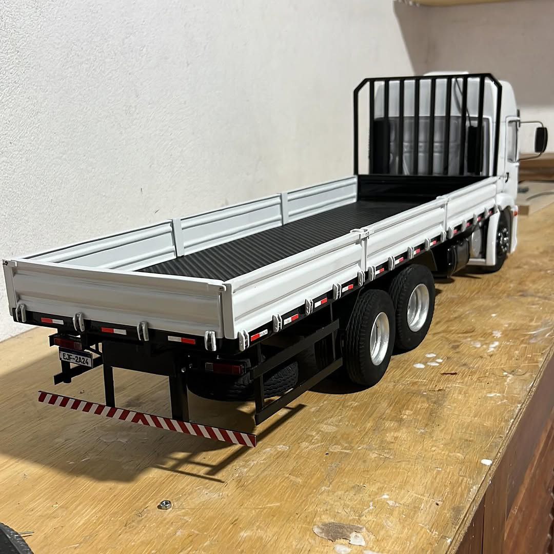 Miniatura Volkswagen Constellation Carroceria Aberta 6x2 – Escala 1/24