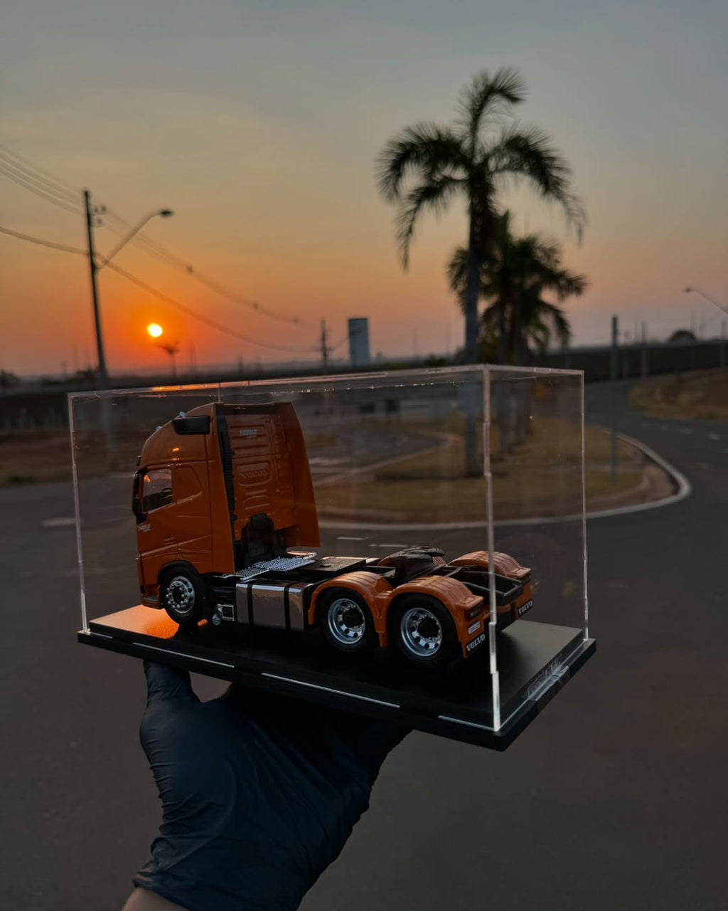 Miniatura Volvo FH – Escala 1/24 com Caixa de Acrílico (Edição Premium)