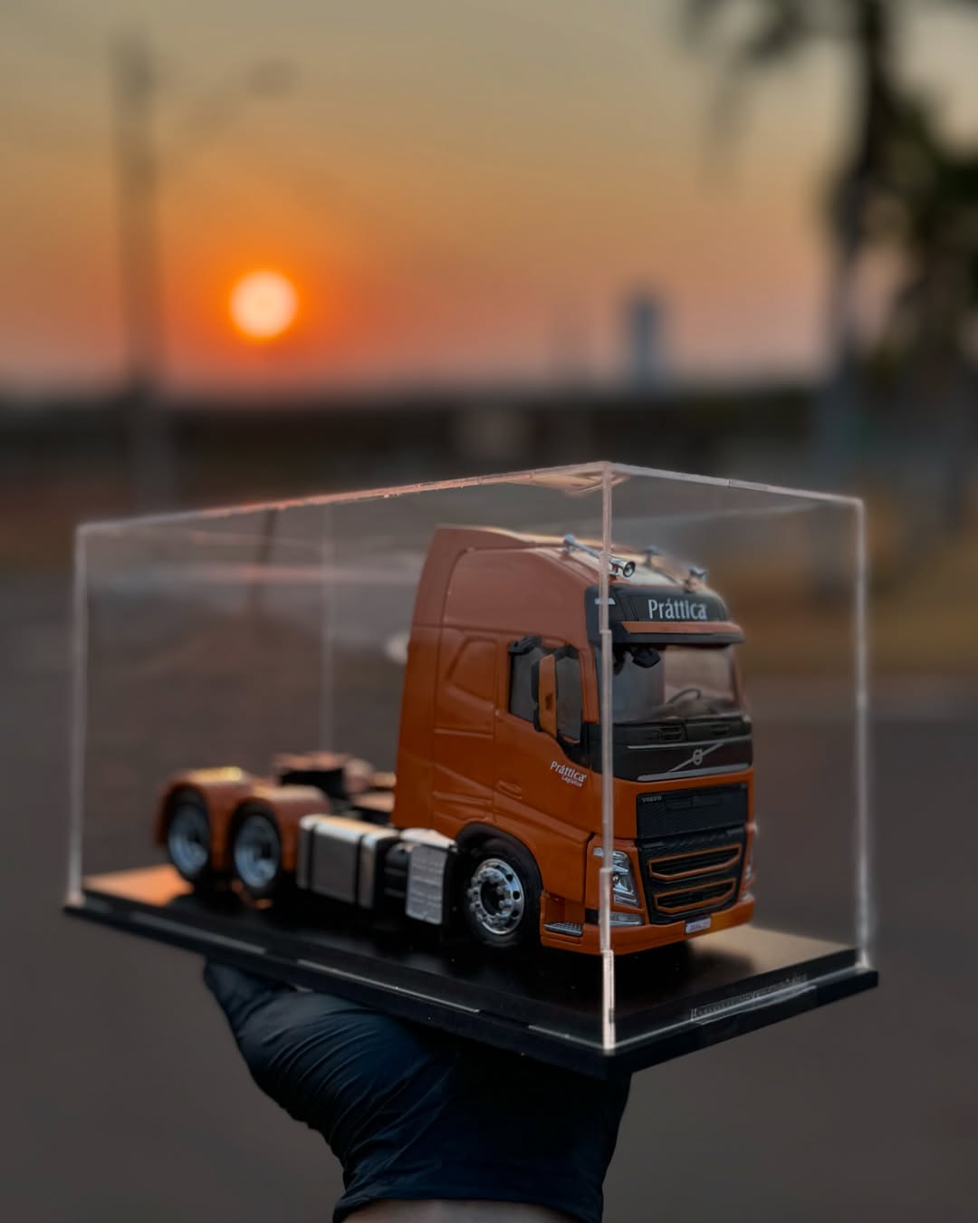 Miniatura Volvo FH – Escala 1/24 com Caixa de Acrílico (Edição Premium)