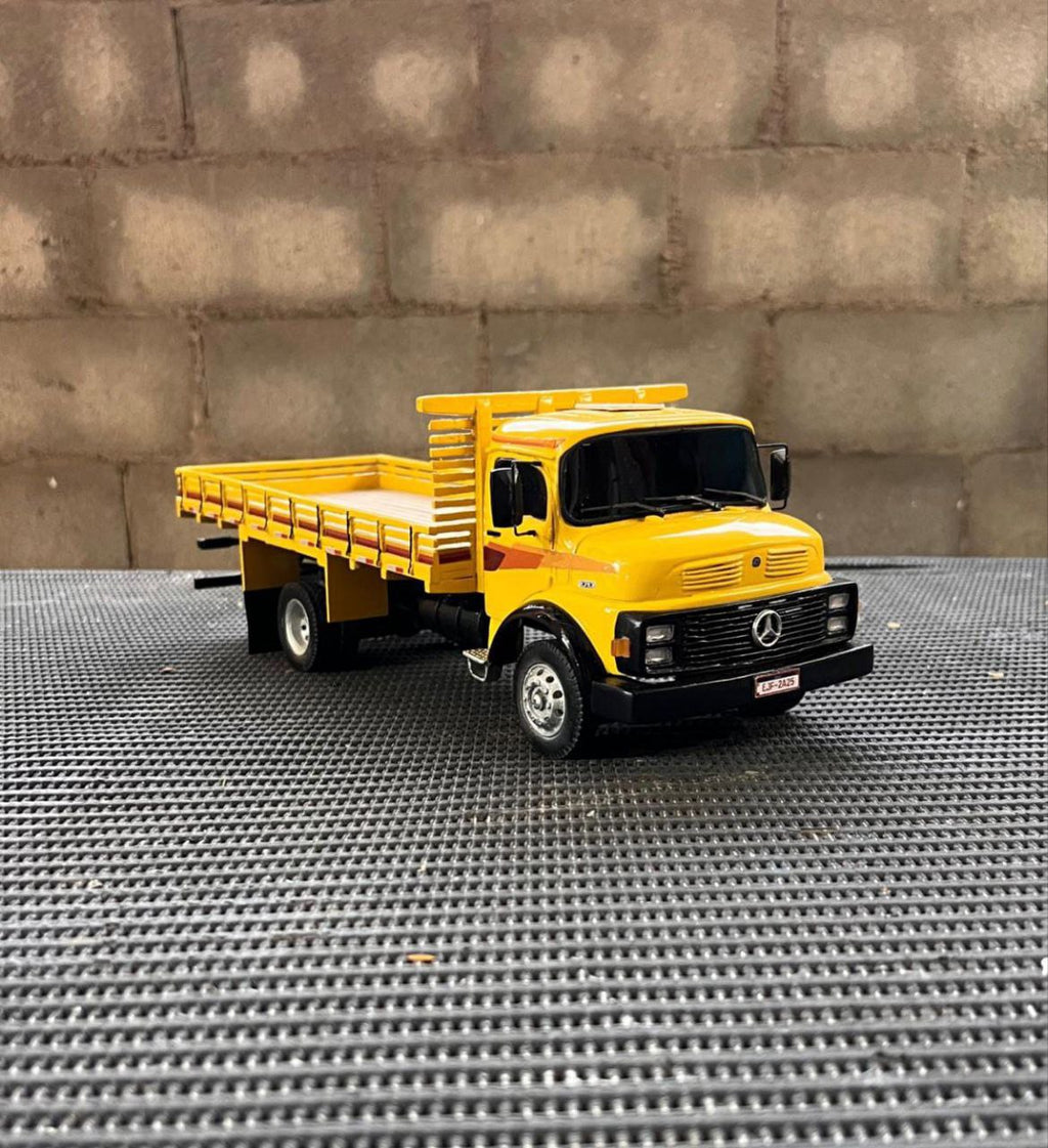 Miniatura Caminhão Mercedes-Benz L-1113 Carroceria Aberta Amarelo
