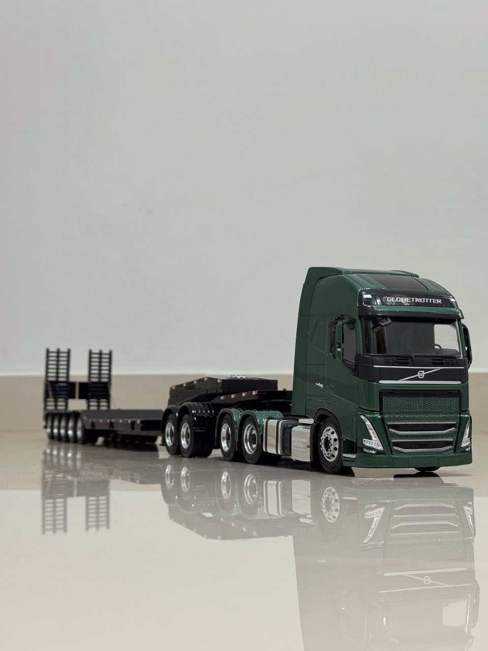 Miniatura Volvo FH com Carreta Prancha 7 Eixos (Escala 1/24)