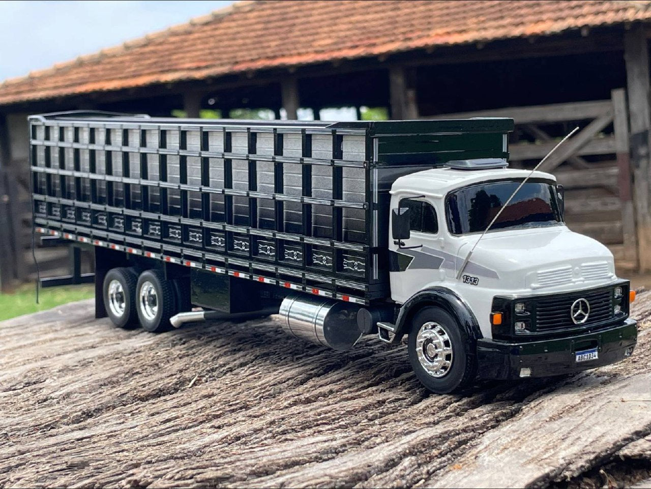 Caminhão Mercedes-Benz L-1313 Boiadeiro RC – Escala 1/24 (Controle Remoto)