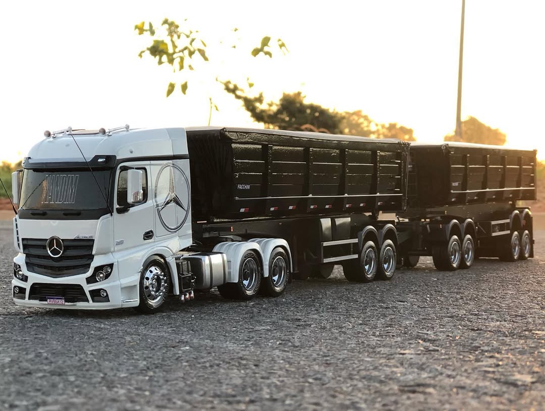 Miniatura Mercedes-Benz Arocs 3363 6x4 ClassicSpace com Rodotrem Basculante (Escala 1/24)