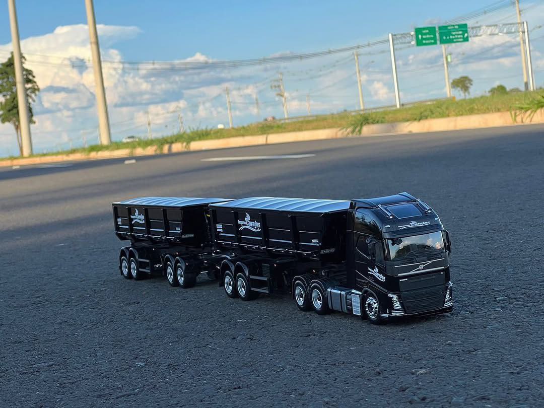 Miniatura Volvo FH com Rodocarreta Randon + Dolly Rebaixado - Escala 1/24