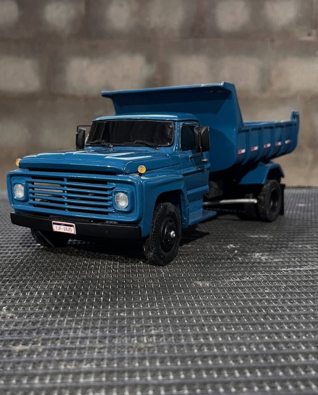 Miniatura Ford F-600 Basculante - Escala 1/24