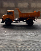 Miniatura Mercedes-Benz 1113 Basculante Laranja – Escala 1/24