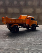 Miniatura Mercedes-Benz 1113 Basculante Laranja – Escala 1/24