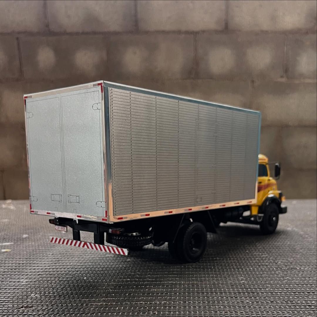 Mercedes-Benz 1313 Toco Baú Amarelo Controle Remoto - Escala 1/14