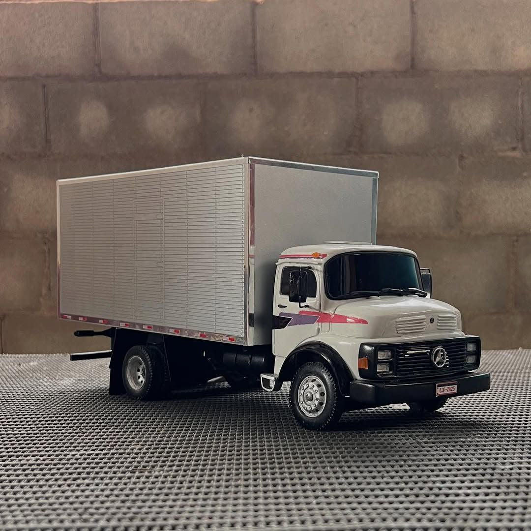 Mercedes-Benz 1313 Toco Baú Branco Controle Remoto - Escala 1/14