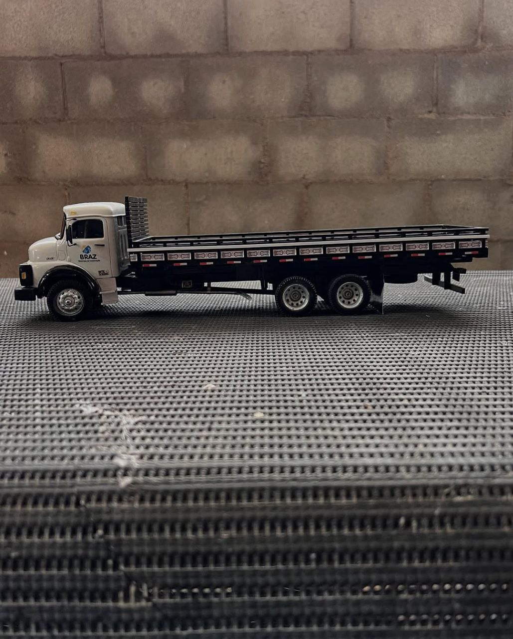 Miniatura Mercedes-Benz 1313 Plataforma Branco - Escala 1/24